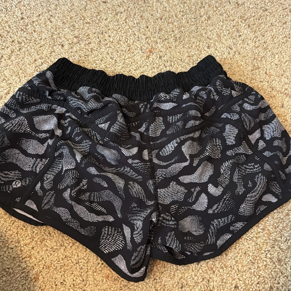 Black and white printed Lululemon athletic shorts - Picture 4 of 4